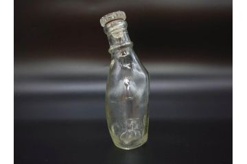 大正〜昭和初期　FEEDING BOTTLE　I.IWASAKI&CO.　レトロなディスプレイを盛り上げるエンボス瓶(哺乳瓶、ボトル、日本製、ガラス瓶)(R-077398)