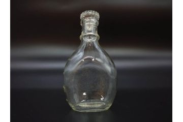 大正〜昭和初期　FEEDING BOTTLE　I.IWASAKI&CO.　レトロなディスプレイを盛り上げるエンボス瓶(哺乳瓶、ボトル、日本製、ガラス瓶)(R-077398)