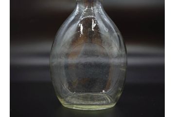 大正〜昭和初期　FEEDING BOTTLE　I.IWASAKI&CO.　レトロなディスプレイを盛り上げるエンボス瓶(哺乳瓶、ボトル、日本製、ガラス瓶)(R-077398)
