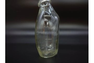 大正〜昭和初期　FEEDING BOTTLE　I.IWASAKI&CO.　レトロなディスプレイを盛り上げるエンボス瓶(哺乳瓶、ボトル、日本製、ガラス瓶)(R-077398)