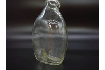 大正〜昭和初期　FEEDING BOTTLE　I.IWASAKI&CO.　レトロなディスプレイを盛り上げるエンボス瓶(哺乳瓶、ボトル、日本製、ガラス瓶)(R-077398)