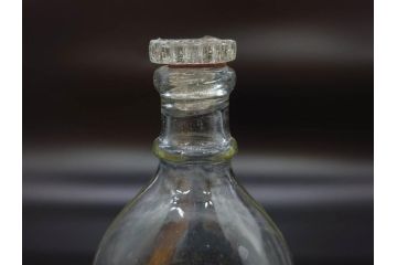 大正〜昭和初期　FEEDING BOTTLE　I.IWASAKI&CO.　レトロなディスプレイを盛り上げるエンボス瓶(哺乳瓶、ボトル、日本製、ガラス瓶)(R-077398)