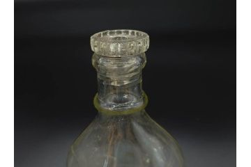 大正〜昭和初期　FEEDING BOTTLE　I.IWASAKI&CO.　レトロなディスプレイを盛り上げるエンボス瓶(哺乳瓶、ボトル、日本製、ガラス瓶)(R-077398)