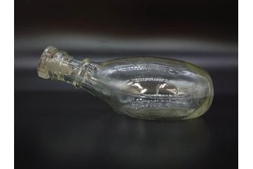 大正〜昭和初期　FEEDING BOTTLE　I.IWASAKI&CO.　レトロなディスプレイを盛り上げるエンボス瓶(哺乳瓶、ボトル、日本製、ガラス瓶)(R-077398)
