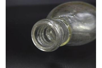 大正〜昭和初期　FEEDING BOTTLE　I.IWASAKI&CO.　レトロなディスプレイを盛り上げるエンボス瓶(哺乳瓶、ボトル、日本製、ガラス瓶)(R-077398)