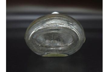 大正〜昭和初期　FEEDING BOTTLE　I.IWASAKI&CO.　レトロなディスプレイを盛り上げるエンボス瓶(哺乳瓶、ボトル、日本製、ガラス瓶)(R-077398)