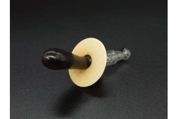 大正〜昭和初期　FEEDING BOTTLE　I.IWASAKI&CO.　レトロなディスプレイを盛り上げるエンボス瓶(哺乳瓶、ボトル、日本製、ガラス瓶)(R-077398)