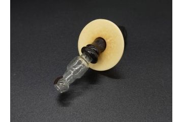 大正〜昭和初期　FEEDING BOTTLE　I.IWASAKI&CO.　レトロなディスプレイを盛り上げるエンボス瓶(哺乳瓶、ボトル、日本製、ガラス瓶)(R-077398)