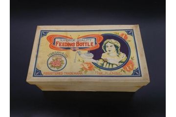 大正〜昭和初期　FEEDING BOTTLE　I.IWASAKI&CO.　レトロなディスプレイを盛り上げるエンボス瓶(哺乳瓶、ボトル、日本製、ガラス瓶)(R-077398)