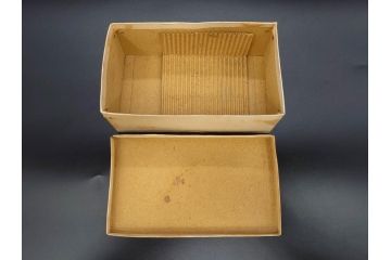 大正〜昭和初期　FEEDING BOTTLE　I.IWASAKI&CO.　レトロなディスプレイを盛り上げるエンボス瓶(哺乳瓶、ボトル、日本製、ガラス瓶)(R-077398)