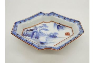 明治〜大正期　伊万里　染付　山水船図　約18cm　5.9寸　鮮やかな青に金と赤色が映える変形皿6枚セット(菱形、八角、金彩、五寸九分、和食器、和皿)(R-077409)