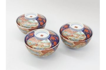 明治期　伊万里焼　色絵　桃印　鳳凰菊雷文　約12cm　4.1寸　色鮮やかな染付と金彩で装飾された豪華な蓋付き茶碗3客セット(金彩、器、どんぶり、和皿、和食器、四寸一分)(R-077412)