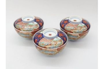 明治期　伊万里焼　色絵　桃印　鳳凰菊雷文　約12cm　4.1寸　色鮮やかな染付と金彩で装飾された豪華な蓋付き茶碗3客セット(金彩、器、どんぶり、和皿、和食器、四寸一分)(R-077412)