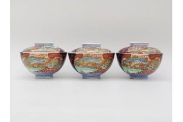 明治期　伊万里焼　色絵　桃印　鳳凰菊雷文　約12cm　4.1寸　色鮮やかな染付と金彩で装飾された豪華な蓋付き茶碗3客セット(金彩、器、どんぶり、和皿、和食器、四寸一分)(R-077412)