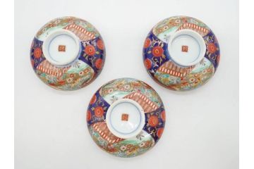 明治期　伊万里焼　色絵　桃印　鳳凰菊雷文　約12cm　4.1寸　色鮮やかな染付と金彩で装飾された豪華な蓋付き茶碗3客セット(金彩、器、どんぶり、和皿、和食器、四寸一分)(R-077412)