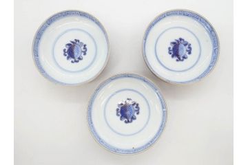 明治期　伊万里焼　色絵　桃印　鳳凰菊雷文　約12cm　4.1寸　色鮮やかな染付と金彩で装飾された豪華な蓋付き茶碗3客セット(金彩、器、どんぶり、和皿、和食器、四寸一分)(R-077412)