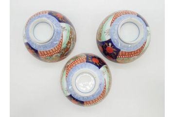 明治期　伊万里焼　色絵　桃印　鳳凰菊雷文　約12cm　4.1寸　色鮮やかな染付と金彩で装飾された豪華な蓋付き茶碗3客セット(金彩、器、どんぶり、和皿、和食器、四寸一分)(R-077412)