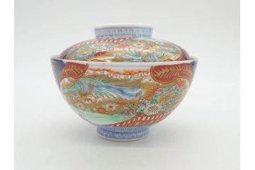 明治期　伊万里焼　色絵　桃印　鳳凰菊雷文　約12cm　4.1寸　色鮮やかな染付と金彩で装飾された豪華な蓋付き茶碗3客セット(金彩、器、どんぶり、和皿、和食器、四寸一分)(R-077412)