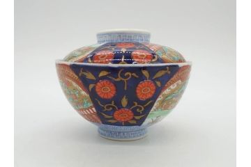 明治期　伊万里焼　色絵　桃印　鳳凰菊雷文　約12cm　4.1寸　色鮮やかな染付と金彩で装飾された豪華な蓋付き茶碗3客セット(金彩、器、どんぶり、和皿、和食器、四寸一分)(R-077412)