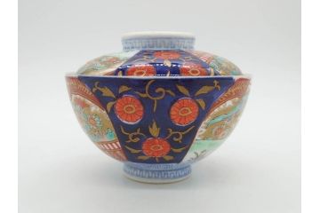 明治期　伊万里焼　色絵　桃印　鳳凰菊雷文　約12cm　4.1寸　色鮮やかな染付と金彩で装飾された豪華な蓋付き茶碗3客セット(金彩、器、どんぶり、和皿、和食器、四寸一分)(R-077412)