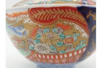 明治期　伊万里焼　色絵　桃印　鳳凰菊雷文　約12cm　4.1寸　色鮮やかな染付と金彩で装飾された豪華な蓋付き茶碗3客セット(金彩、器、どんぶり、和皿、和食器、四寸一分)(R-077412)