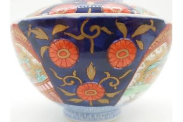 明治期　伊万里焼　色絵　桃印　鳳凰菊雷文　約12cm　4.1寸　色鮮やかな染付と金彩で装飾された豪華な蓋付き茶碗3客セット(金彩、器、どんぶり、和皿、和食器、四寸一分)(R-077412)