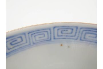明治期　伊万里焼　色絵　桃印　鳳凰菊雷文　約12cm　4.1寸　色鮮やかな染付と金彩で装飾された豪華な蓋付き茶碗3客セット(金彩、器、どんぶり、和皿、和食器、四寸一分)(R-077412)