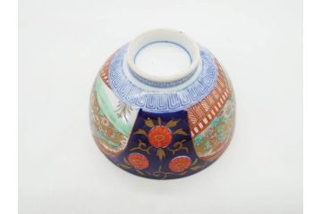 明治期　伊万里焼　色絵　桃印　鳳凰菊雷文　約12cm　4.1寸　色鮮やかな染付と金彩で装飾された豪華な蓋付き茶碗3客セット(金彩、器、どんぶり、和皿、和食器、四寸一分)(R-077412)