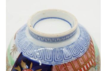 明治期　伊万里焼　色絵　桃印　鳳凰菊雷文　約12cm　4.1寸　色鮮やかな染付と金彩で装飾された豪華な蓋付き茶碗3客セット(金彩、器、どんぶり、和皿、和食器、四寸一分)(R-077412)