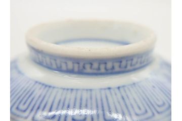 明治期　伊万里焼　色絵　桃印　鳳凰菊雷文　約12cm　4.1寸　色鮮やかな染付と金彩で装飾された豪華な蓋付き茶碗3客セット(金彩、器、どんぶり、和皿、和食器、四寸一分)(R-077412)