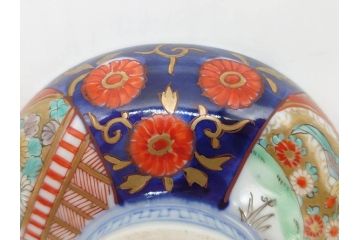 明治期　伊万里焼　色絵　桃印　鳳凰菊雷文　約12cm　4.1寸　色鮮やかな染付と金彩で装飾された豪華な蓋付き茶碗3客セット(金彩、器、どんぶり、和皿、和食器、四寸一分)(R-077412)