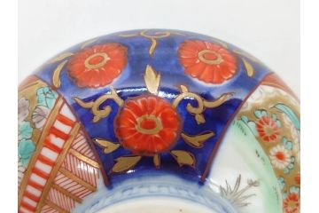 明治期　伊万里焼　色絵　桃印　鳳凰菊雷文　約12cm　4.1寸　色鮮やかな染付と金彩で装飾された豪華な蓋付き茶碗3客セット(金彩、器、どんぶり、和皿、和食器、四寸一分)(R-077412)
