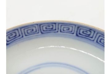 明治期　伊万里焼　色絵　桃印　鳳凰菊雷文　約12cm　4.1寸　色鮮やかな染付と金彩で装飾された豪華な蓋付き茶碗3客セット(金彩、器、どんぶり、和皿、和食器、四寸一分)(R-077412)
