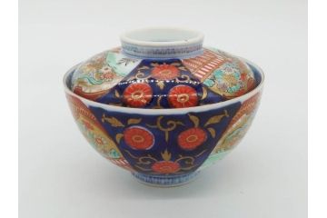 明治期　伊万里焼　色絵　桃印　鳳凰菊雷文　約12cm　4.1寸　色鮮やかな染付と金彩で装飾された豪華な蓋付き茶碗3客セット(金彩、器、どんぶり、和皿、和食器、四寸一分)(R-077412)