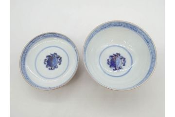 明治期　伊万里焼　色絵　桃印　鳳凰菊雷文　約12cm　4.1寸　色鮮やかな染付と金彩で装飾された豪華な蓋付き茶碗3客セット(金彩、器、どんぶり、和皿、和食器、四寸一分)(R-077412)