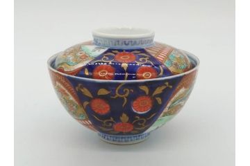 明治期　伊万里焼　色絵　桃印　鳳凰菊雷文　約12cm　4.1寸　色鮮やかな染付と金彩で装飾された豪華な蓋付き茶碗3客セット(金彩、器、どんぶり、和皿、和食器、四寸一分)(R-077412)