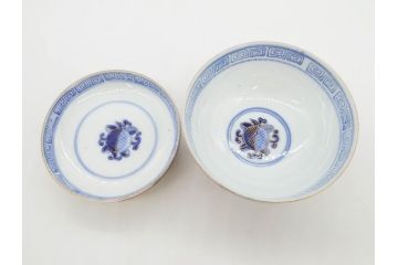 明治期　伊万里焼　色絵　桃印　鳳凰菊雷文　約12cm　4.1寸　色鮮やかな染付と金彩で装飾された豪華な蓋付き茶碗3客セット(金彩、器、どんぶり、和皿、和食器、四寸一分)(R-077412)