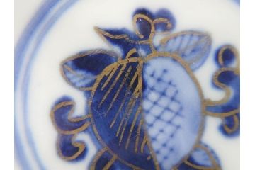 明治期　伊万里焼　色絵　桃印　鳳凰菊雷文　約12cm　4.1寸　色鮮やかな染付と金彩で装飾された豪華な蓋付き茶碗3客セット(金彩、器、どんぶり、和皿、和食器、四寸一分)(R-077412)