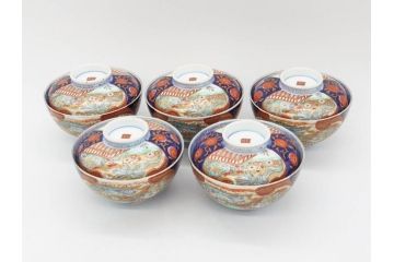 明治期　伊万里焼　色絵　桃印　鳳凰菊雷文　約12cm　4.1寸　色鮮やかな染付と金彩で装飾された豪華な蓋付き茶碗5客セット(金彩、器、どんぶり、和皿、和食器、四寸一分)(R-077413)