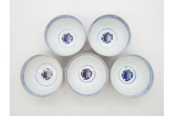 明治期　伊万里焼　色絵　桃印　鳳凰菊雷文　約12cm　4.1寸　色鮮やかな染付と金彩で装飾された豪華な蓋付き茶碗5客セット(金彩、器、どんぶり、和皿、和食器、四寸一分)(R-077413)