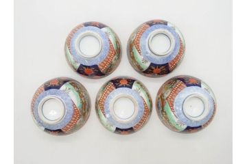 明治期　伊万里焼　色絵　桃印　鳳凰菊雷文　約12cm　4.1寸　色鮮やかな染付と金彩で装飾された豪華な蓋付き茶碗5客セット(金彩、器、どんぶり、和皿、和食器、四寸一分)(R-077413)
