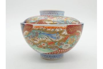 明治期　伊万里焼　色絵　桃印　鳳凰菊雷文　約12cm　4.1寸　色鮮やかな染付と金彩で装飾された豪華な蓋付き茶碗5客セット(金彩、器、どんぶり、和皿、和食器、四寸一分)(R-077413)