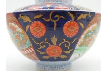 明治期　伊万里焼　色絵　桃印　鳳凰菊雷文　約12cm　4.1寸　色鮮やかな染付と金彩で装飾された豪華な蓋付き茶碗5客セット(金彩、器、どんぶり、和皿、和食器、四寸一分)(R-077413)