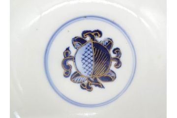 明治期　伊万里焼　色絵　桃印　鳳凰菊雷文　約12cm　4.1寸　色鮮やかな染付と金彩で装飾された豪華な蓋付き茶碗5客セット(金彩、器、どんぶり、和皿、和食器、四寸一分)(R-077413)