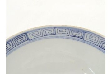 明治期　伊万里焼　色絵　桃印　鳳凰菊雷文　約12cm　4.1寸　色鮮やかな染付と金彩で装飾された豪華な蓋付き茶碗5客セット(金彩、器、どんぶり、和皿、和食器、四寸一分)(R-077413)