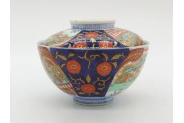 明治期　伊万里焼　色絵　桃印　鳳凰菊雷文　約12cm　4.1寸　色鮮やかな染付と金彩で装飾された豪華な蓋付き茶碗5客セット(金彩、器、どんぶり、和皿、和食器、四寸一分)(R-077413)