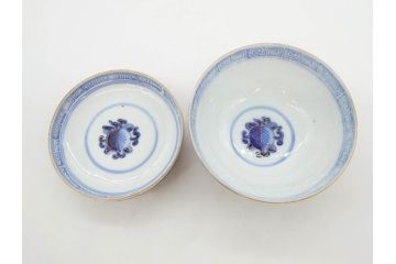 明治期　伊万里焼　色絵　桃印　鳳凰菊雷文　約12cm　4.1寸　色鮮やかな染付と金彩で装飾された豪華な蓋付き茶碗5客セット(金彩、器、どんぶり、和皿、和食器、四寸一分)(R-077413)
