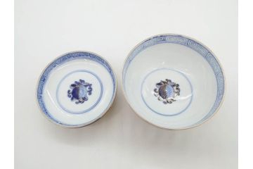 明治期　伊万里焼　色絵　桃印　鳳凰菊雷文　約12cm　4.1寸　色鮮やかな染付と金彩で装飾された豪華な蓋付き茶碗5客セット(金彩、器、どんぶり、和皿、和食器、四寸一分)(R-077413)