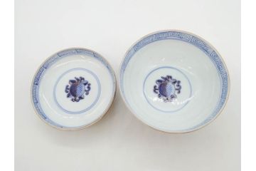 明治期　伊万里焼　色絵　桃印　鳳凰菊雷文　約12cm　4.1寸　色鮮やかな染付と金彩で装飾された豪華な蓋付き茶碗5客セット(金彩、器、どんぶり、和皿、和食器、四寸一分)(R-077413)
