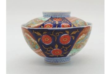明治期　伊万里焼　色絵　桃印　鳳凰菊雷文　約12cm　4.1寸　色鮮やかな染付と金彩で装飾された豪華な蓋付き茶碗5客セット(金彩、器、どんぶり、和皿、和食器、四寸一分)(R-077413)